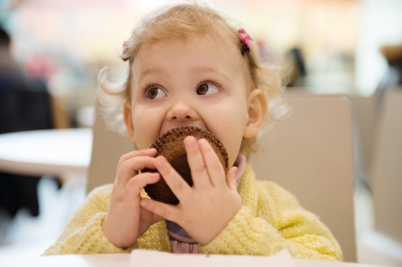 Skrb zbujajoči podatki: K debelosti otrok prispeva tudi oglaševanje nezdrave hrane (foto: Profimedia)