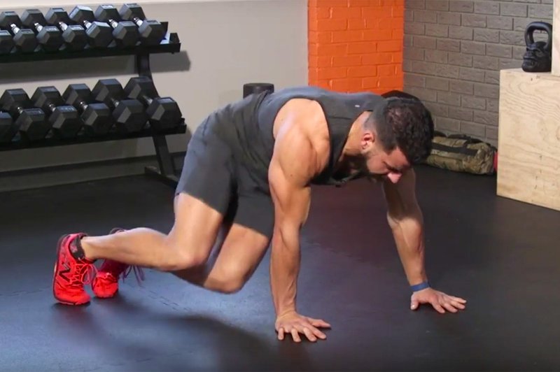 Trening za trebušne mišice, ki ga sestavljata le dve vaji (foto: YouTube)