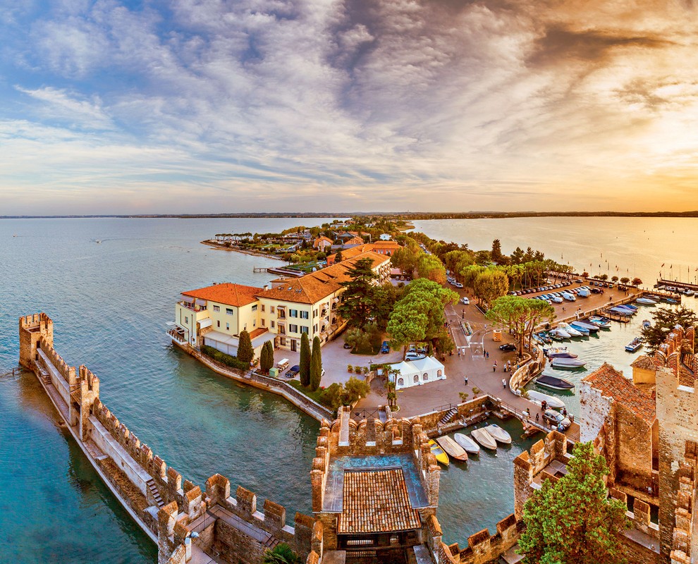 SIRMIONE, ITALIJA Dobrodošli v pravljici! Sirmione, mestece na južni obali Gardskega jezera, velja za najlepše in najbolj romantično v regiji. …