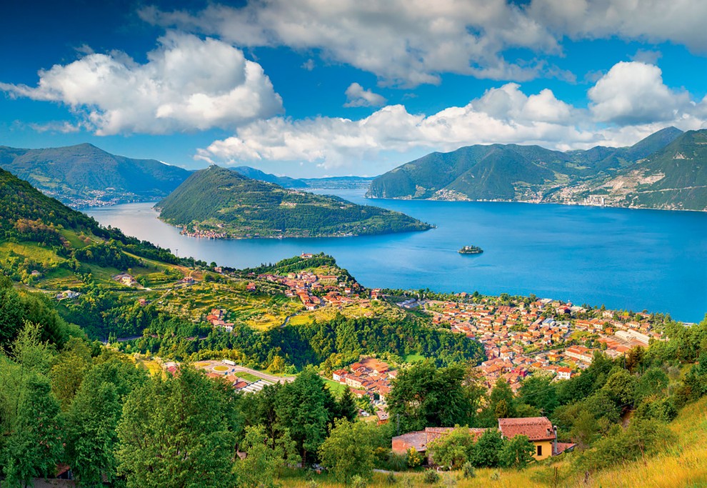 MONTE ISOLA, ITALIJA Si želite popolnega miru, nepozabnega razgleda na visoke vršace, dobre hrane in oddiha brez avtomobilov? Potem se …