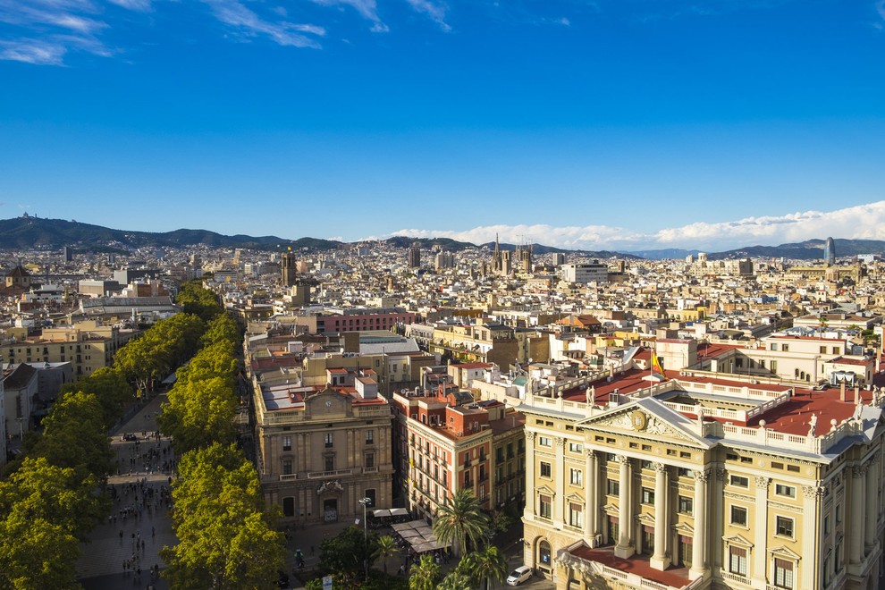 Barcelona (Španija) ... zato ker ima vse. Ne boste zapravili premoženja, saj je cenovno ugodna. Bogato kulturo lahko doživite že …