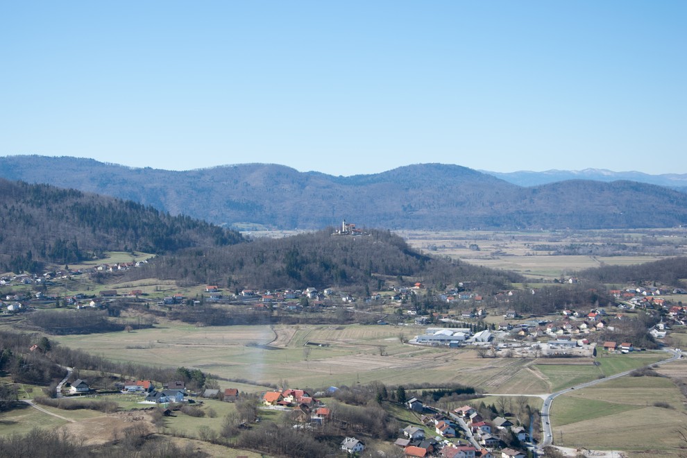 Še nekaj hoje in kmalu vas z vrha pozdravi cerkev sv. Ane, ki je sezidana na temeljih stare gotske cerkve. …