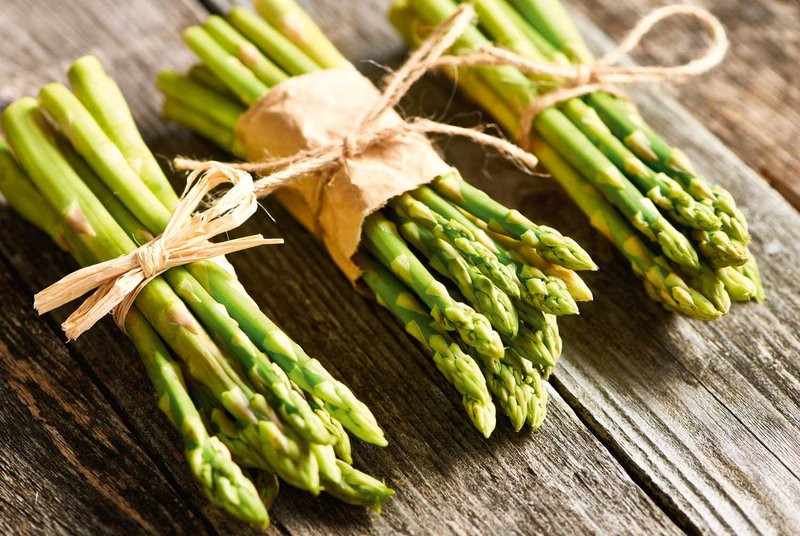 Krepi imunski sistem in spodbuja prebavo, okus pa povsem navdušuje: tako iz špargljev pripravite slasten in vsestranski pesto