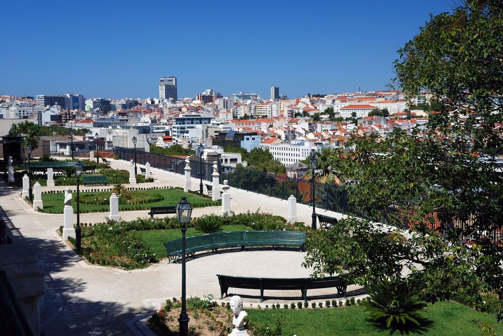 Lizbona (Portugalska) Bogato zgodovino lahko občutite na vsakem koraku. Za vse, ki vas to ne prepriča, pa hkrati lahko doživite …