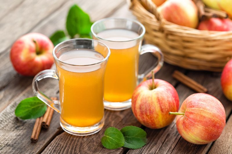 NAPITEK IZ JABOLČNEGA KISA

Jabolčni kis je priljubljena sestavina za hujšanje, saj lahko pomaga zmanjšati apetit in pospešiti presnovo. Jabolčni kis, ki ga zjutraj pijete zmešanega z vodo (dodate ga po svojem okusu), medom in limoninim sokom, lahko pomaga alkalizirati telo in zmanjšati napihnjenost. Prav tako učinkovito zmanjša raven sladkorja v krvi in preprečuje željo po sladki hrani. (foto: Profimedia)