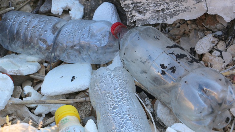 Foto in video: kako smo na velikonočni ponedeljek plažo na otočku pred Hvarom očistili plastike (foto: Matevž Hribar)