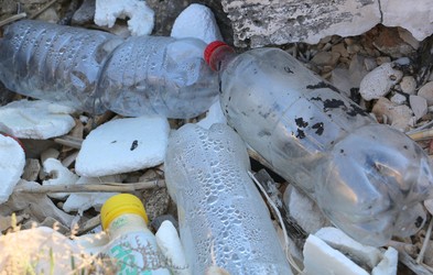 Foto in video: kako smo na velikonočni ponedeljek plažo na otočku pred Hvarom očistili plastike