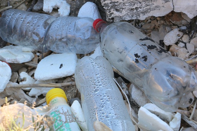 Foto in video: kako smo na velikonočni ponedeljek plažo na otočku pred Hvarom očistili plastike