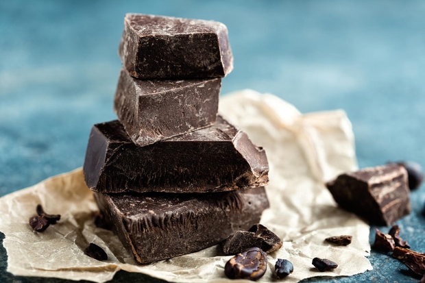 Temna čokolada Ta slastni desert zelo ugodno vpliva na počutje. V neki študiji leta 2006 so denimo odkrili, da temna …