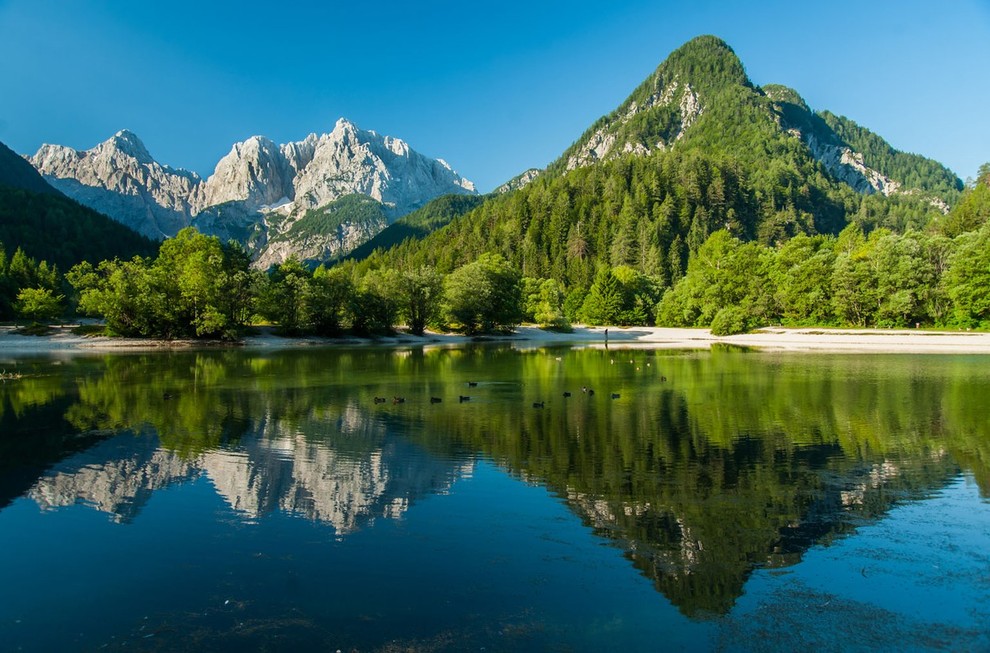 JEZERO JASNA Jezero Jasna pri Kranjski Gori bo zagotovo poskrbelo za poletno osvežitev s svojo hladno vodo. Prehodite lahko tudi …