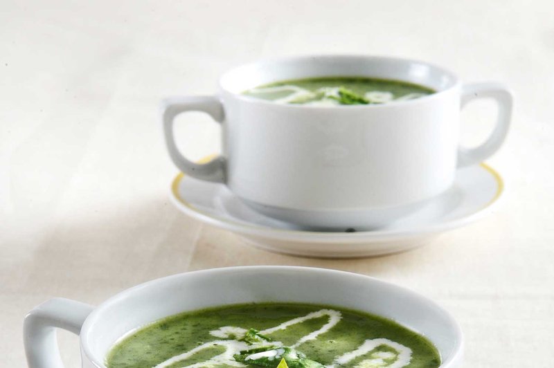 Barviti krožniki  dobro nasitijo - tudi špinačna juha! (foto: Profimedia)