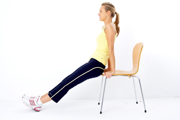 Navzgor obrnjen plank V sedečem položaju položite roke za hrbet in se oprimite stola. Iztegnite noge (položaj na fotografiji), dvignite …