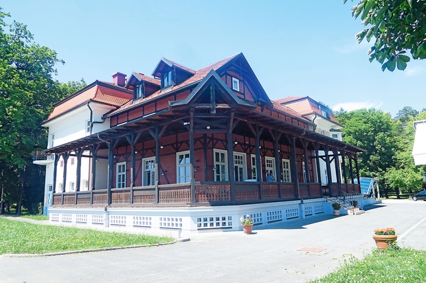  Hotel Korana – Srakovčić, ki stoji na obali reke Korane, obdan s stoletnim Vrbanićevim parkom, je bil zgrajen na …