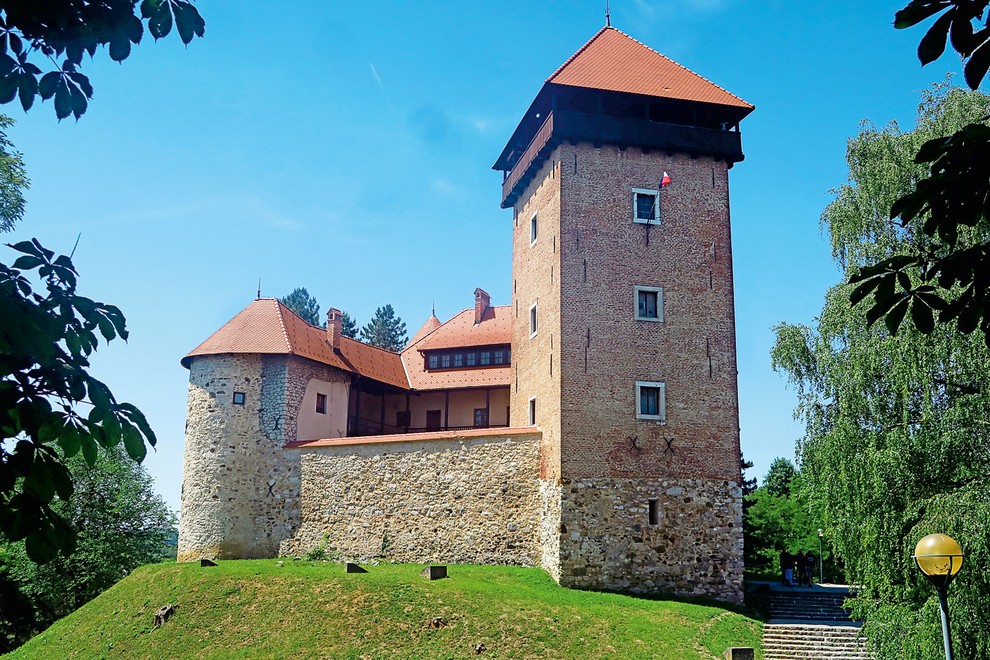 Stari grad Dubovac iz 13. stoletja je nekoč služil kot obrambni stolp, predstavlja enega od najlepših in najbolje ohranjenih spomenikov …