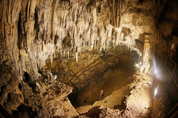 Baraćeve jame so v bližini magistrale Zagreb–Split. Priimek Barać v teh krajih ne obstaja več, kar pomeni, da so ime …