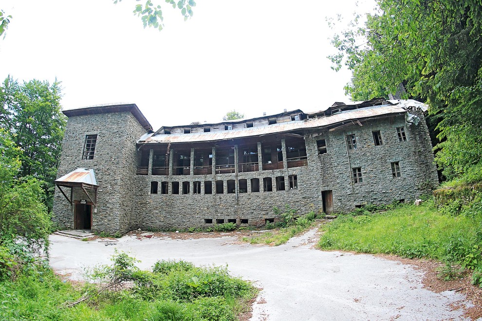 Vila Izvir oziroma rezidenca Josipa Broza Tita je na skriti lokaciji v neposredni bližini Plitviških jezer, nad izvirom potoka Plitvice. …