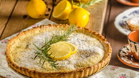 RECEPT: Zdrava in osvežilna limonina pita (brez moke in sladkorja)