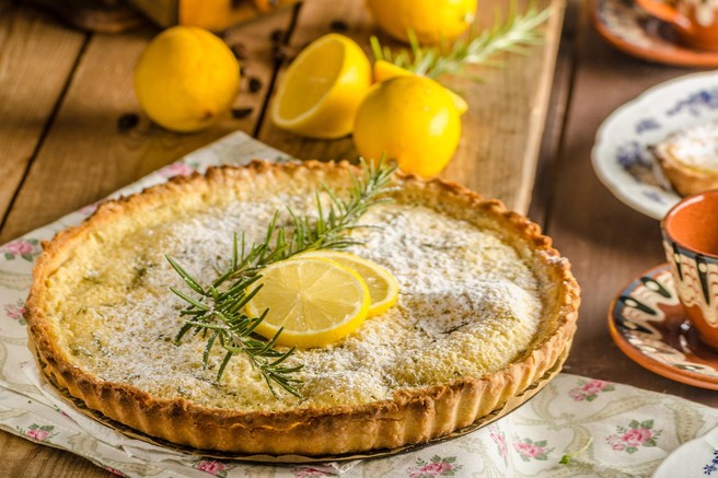 RECEPT: Zdrava in osvežilna limonina pita (brez moke in sladkorja)