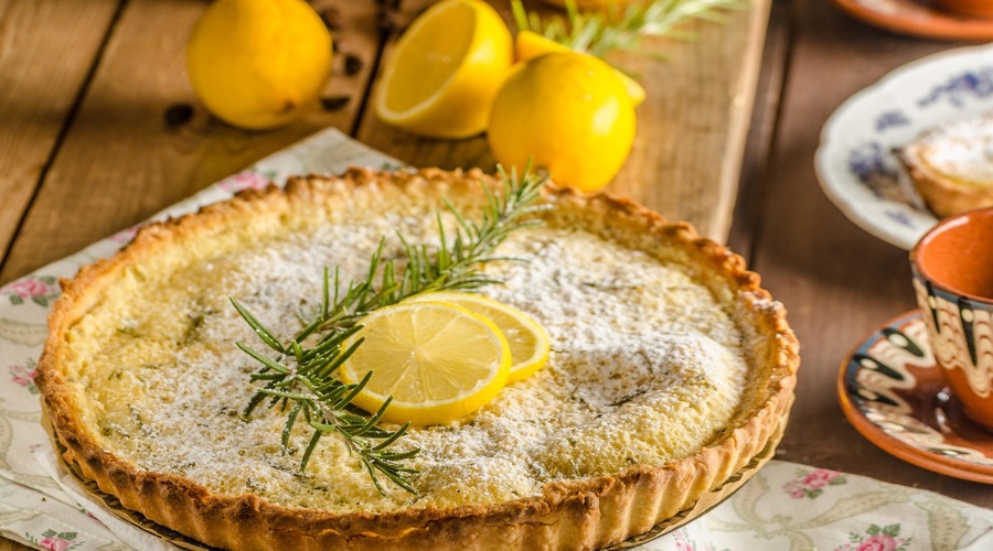 RECEPT: Zdrava in osvežilna limonina pita (brez moke in sladkorja) (foto: Profimedia)