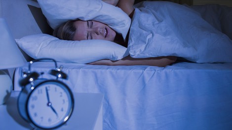 Kaj pomeni, če se ponoči vedno zbujate ob enaki uri?