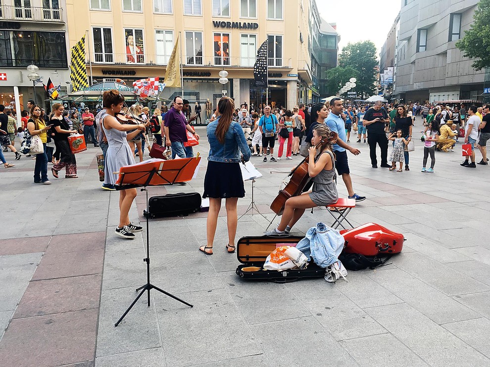 Na münchenskih ulicah so poulični umetniki zelo pogosti. Veliko je predvsem mladih glasbenikov, ki si s tem delajo promocijo in …