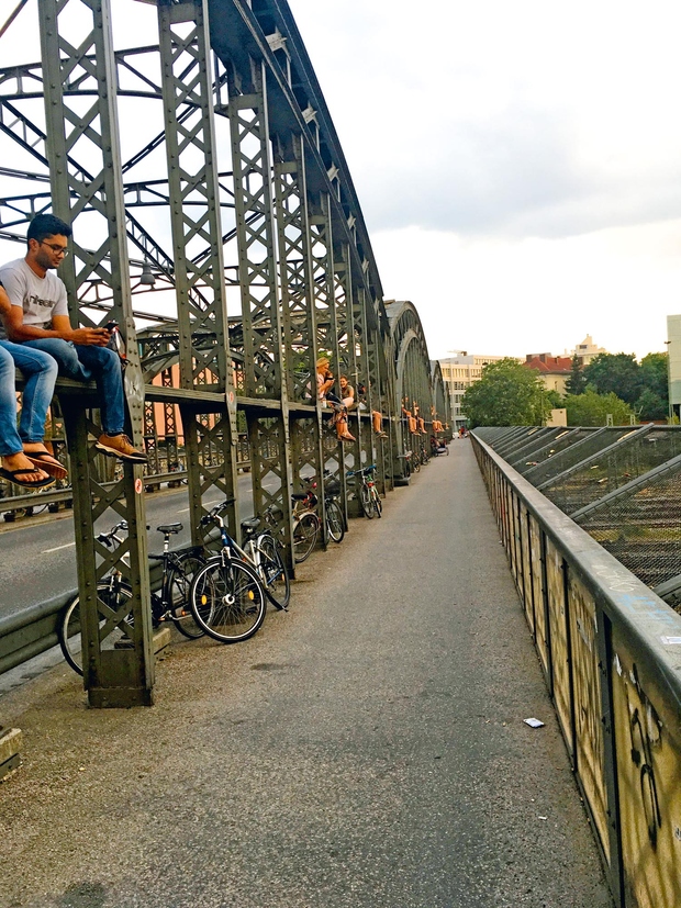 HACKERBRÜCKE Most je priljubljen pri mladih, saj na njem posedajo in opazujejo železniški promet pod seboj.