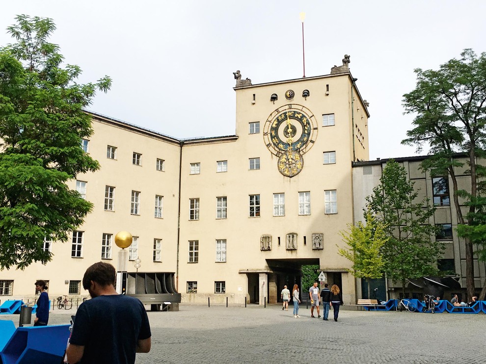 DEUTSCHES MUSEUM, Eden največjih muzejev znanosti in tehnologije, kjer je razstavljenih več kot 100.000 predmetov z najrazličnejših področij.