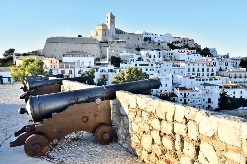 OTOK IBIZA, ŠPANIJA Ibiza je en najlepših primerov sožitja morskega in kopenskega ekosistema. Poleg tega je otok poln arheoloških izkopanin …