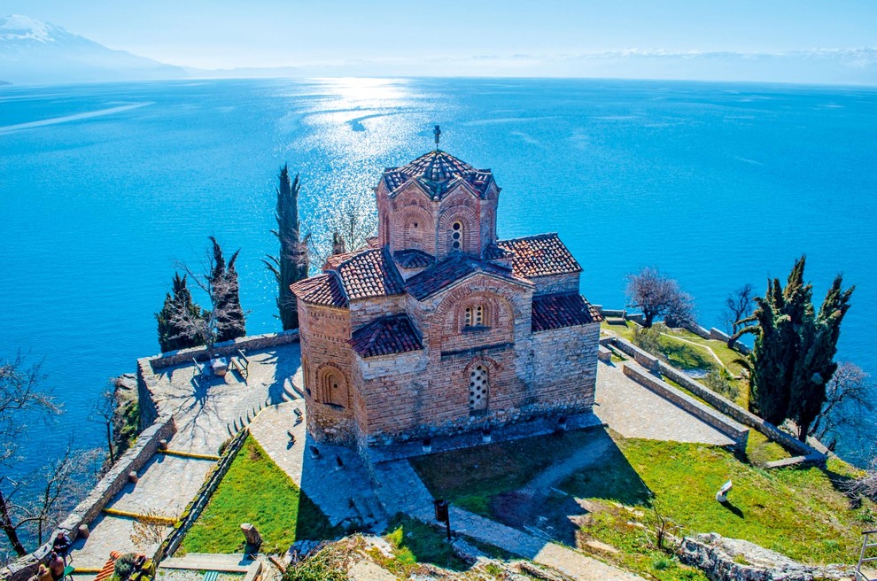 OHRIDSKO JEZERO IN OHRID, MAKEDONIJA Ohridsko jezero se ponaša z edinstvenimi bogatimi endemskimi in redkimi lubadarji in živalskimi vrstami. Posebnost …