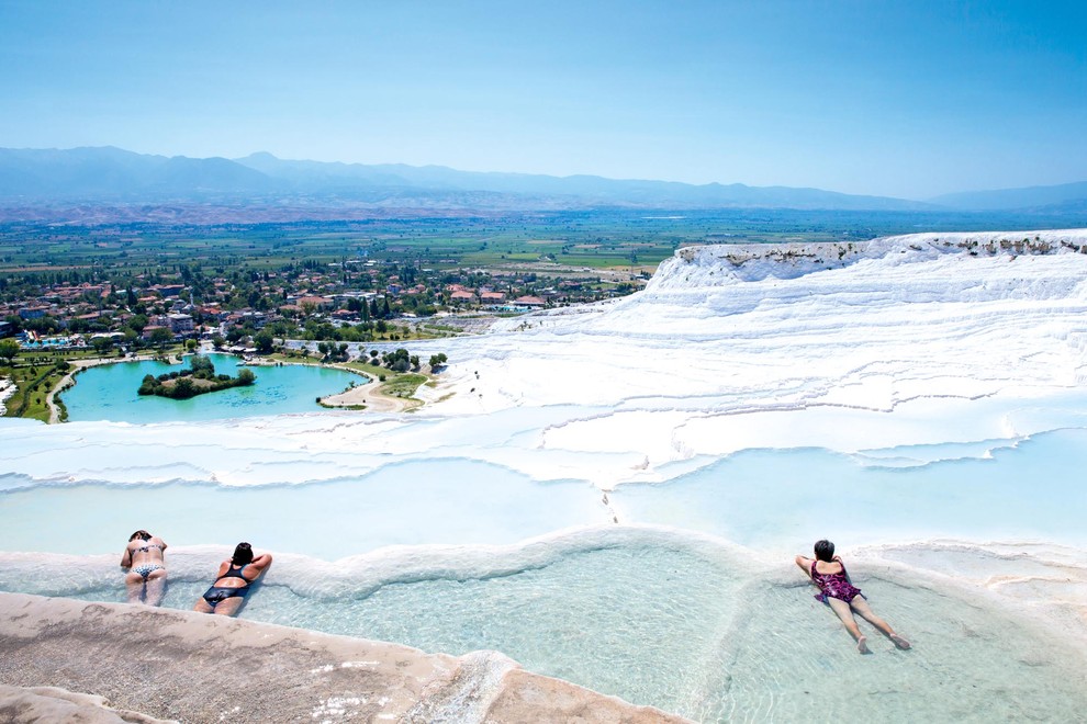 HIERAPOLIS – PAMUKKALE, TURČIJA Ostanki antičnega grškega mesta Hierapolis ter poleg kompleks edinstvenih mineralnih izvirov vode, imenovan Pamukkale. Več kot …