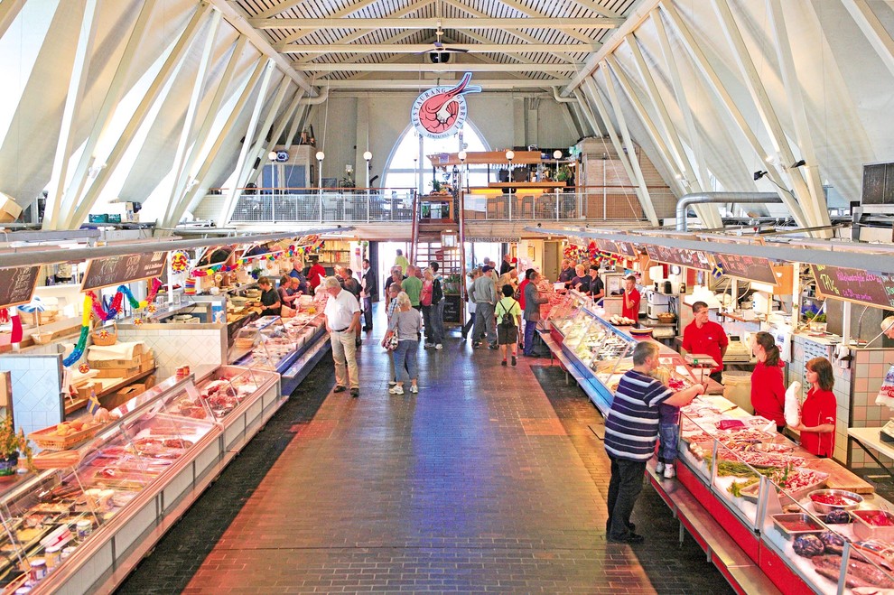 FESKEKÔRKA, GOTEBORG, ŠVEDSKA Ribja cerkev ali ribje svetišče, kakor so poimenovali ribjo tržnico v Göteborgu. Stavbo, ki je zaradi svoje …