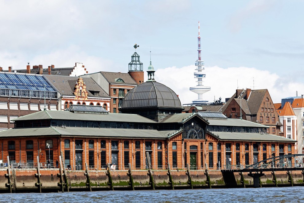 HAMBURG, NEMČIJA Ribja tržnica v pristaniškem mestu Hamburg leži ob reki Elbi ter velja za eno največjih v Evropi, saj …