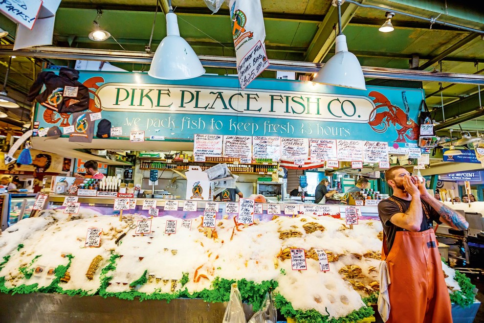 PIKE PLACE, SEATTLE, ZDA Najslavnejša tržnica v ZDA je ob Pacifiku na meji s Kanado v Seattlu. Tržnica, ki letos …