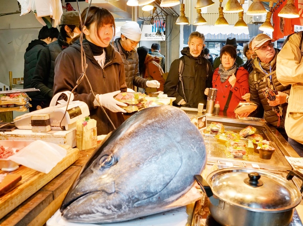 CUKIDŽI, TOKIO, JAPONSKA Cukidži v centru Tokia velja za najstarejšo, največjo in najbolj obiskano (40 tisoč obiskovalcev dnevno) ribjo tržnico …