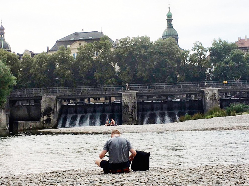 OB REKI ISAR, Ob vikendih in popoldnevih je brežina reke Isar polna študentov in mladih družin, ki se hladijo v …