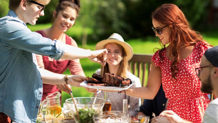 Kako brezskrbno uživati v poletnih piknikih, ne da bi se obremenjevali s kalorijami (foto: Profimedia)