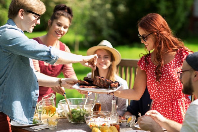 Kako brezskrbno uživati v poletnih piknikih, ne da bi se obremenjevali s kalorijami