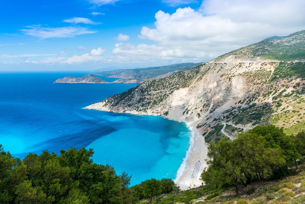 Mirtos, Kefalonija (Grčija) Prav tako impresivna in čarobna je plaža Mirtos (nekateri pravijo, da je tudi najbolj dramatična), ki je …