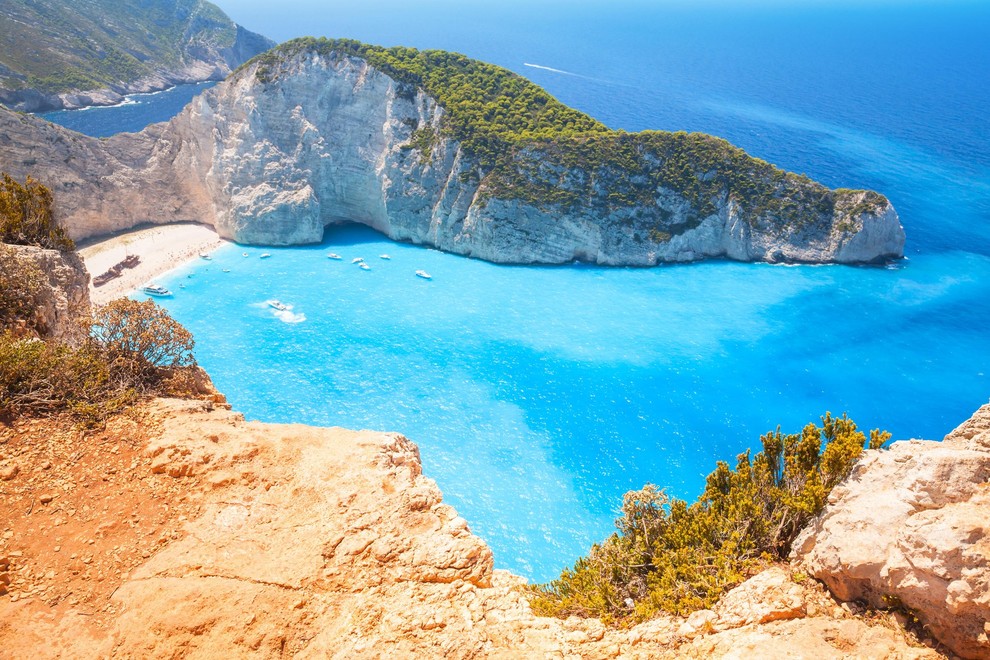 Navagio (plaža brodoloma), Zakintos (Grčija) Plaža v zalivu, obdanem s strmimi pečinami in nasedlo tihotapsko ladjo na njej, je ena …