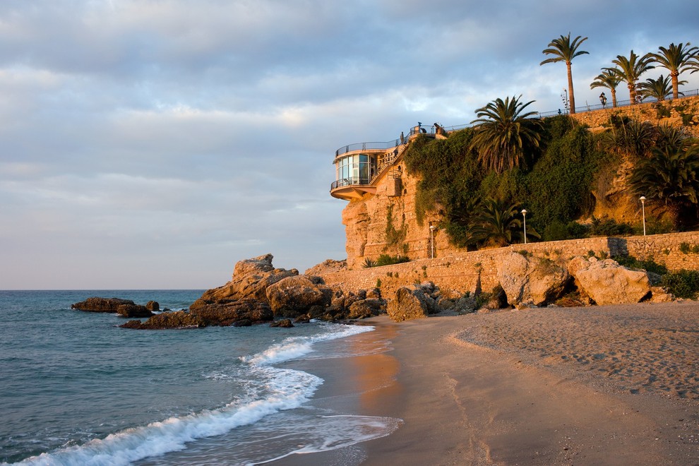 Nerja, Costa del Sol, Andaluzija (Španija) Mestece in občina Nerja sta 50 kilometrov vzhodno od Malage in ima 16 kilometrov …