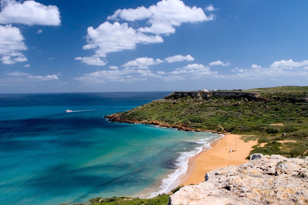 Ramla Bay, Gozo (Malta) Dolga peščena plaža je na severnem otoku Gozo, v glavnem mestu Malte, Valletta, pa je tudi …