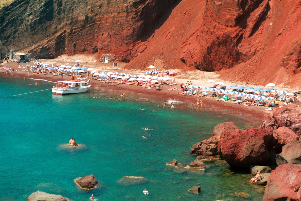 Rdeča plaža, Santorini (Grčija) Rdeča plaža (Kokkini paralia) v bližini antične vasice Akrotiri je edinstvena zaradi svoje rdeče barve in …