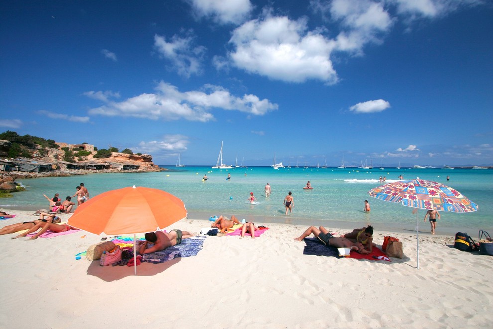 Formentera (Španija) Se ponaša s plažami s finim belim peskom in kristalno čistim morjem.