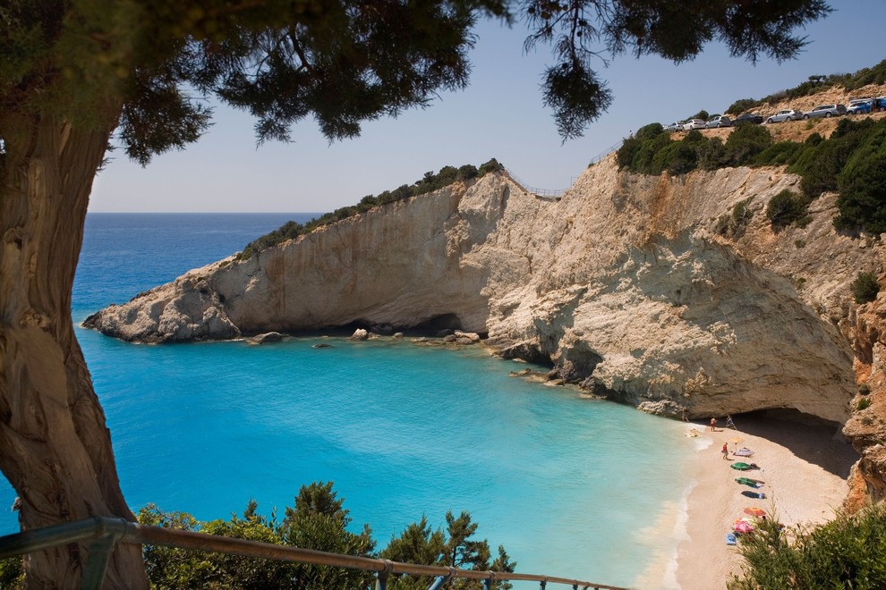 Lefkada (Grčija) Otok za aktivne. Številni zalivi in veter privabljata predvsem surferje in kajtraje. Seveda pa se najdejo tudi prelepe …