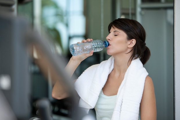 Plastenka za vodo Če pijačo prinesete s seboj, se ne boste avtomatsko izognili “nevarnostim” fitnesa. Ko odprete steklenico, da bi …