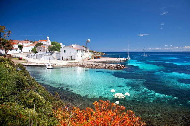 Sardinija (Italija) Otok bogate zgodovine in čudovitih plaž ter zalivov.