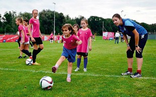 Razbijamo stereotipe: Zakaj bi se morale tudi deklice preizkusiti v nogometu