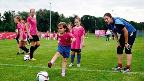 Razbijamo stereotipe: Zakaj bi se morale tudi deklice preizkusiti v nogometu
