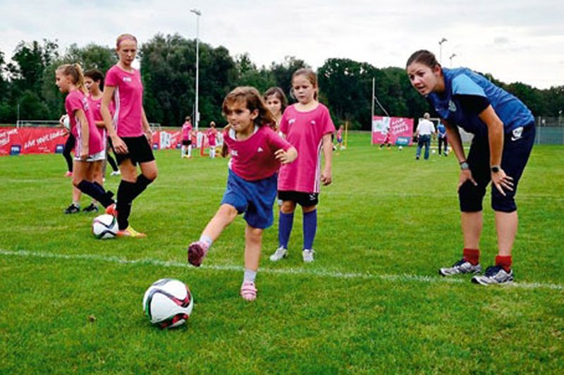 Razbijamo stereotipe: Zakaj bi se morale tudi deklice preizkusiti v nogometu (foto: Arhiv revije Jana)