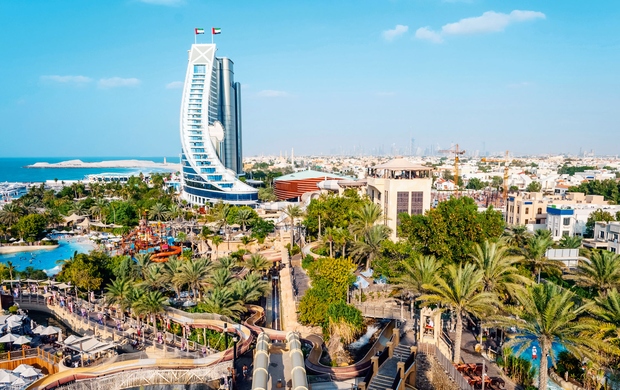 WILD WADI WATER PARK, DUBAJ, ZDRUŽENI ARABSKI EMIRATI Morsko zabavišče leži poleg dveh najbolj znanih hotelov v Dubaju Burj Al …